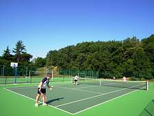Tennis et multisports au Domaine de Gavaudun village de vacances en gîtes en Périgord-Dordogne et Quercy