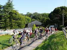 Groep familie wandelen fietsen bij gites vakantiepark in Dordogne Lot Gavaudun