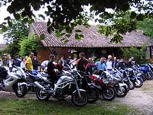 Groep familie auto moto rally vakantiehuisje bij vakantiepark in Dordogne Lot Gavaudun