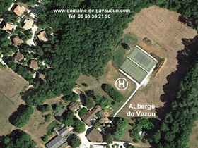Hélicoptère en Périgord - Auberge de Vezou - village de gites - piscines, Grange et tennis