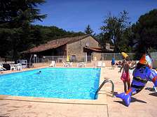 Zwembaden van gites vakantieoord en huisjes vakantiepark in Dordogne Lot bij Domaine de Gavaudun