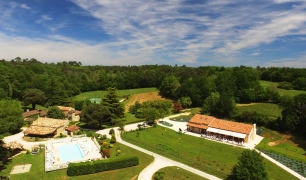 Bruiloft bij Domaine de Gavaudun in Dordogne - vakantiepark met restaurant en vakantiehuisjes - zwembad, bar en tennis