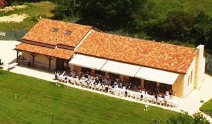 Wedding at Domaine de Gavaudun in Dordogne - holiday resort with restaurant and cottages - bar, swimming pool and tennis