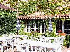 Auberge de Vezou restaurant met gites vakantiehuisjes in vakantiepark in Dordogne Lot et Garonne bij Gavaudun